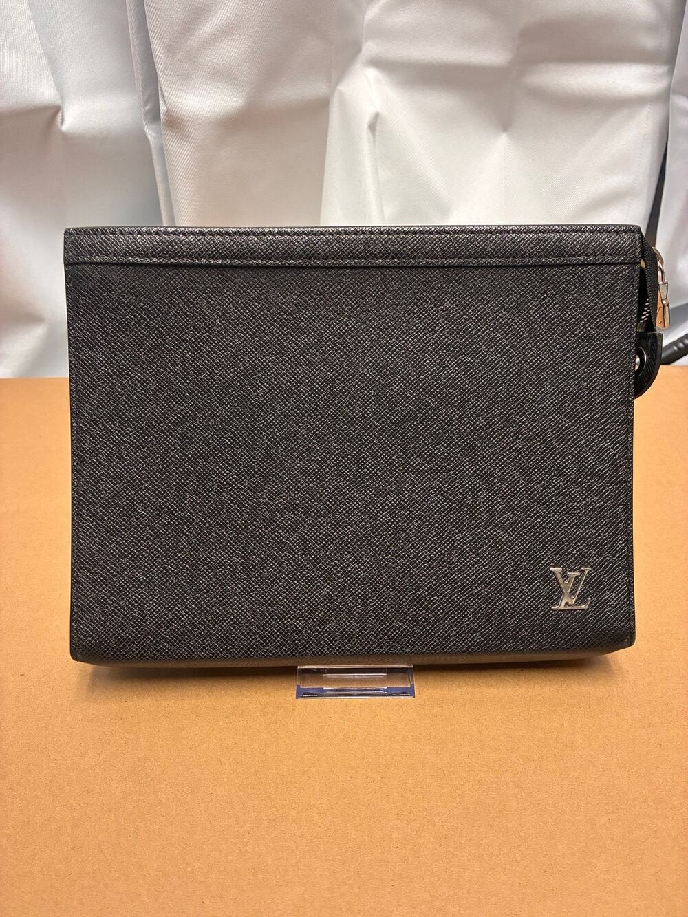 Louis Vuitton Taiga Leather Pochette Voyage – Black